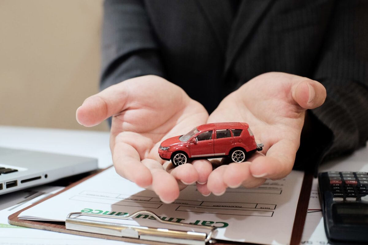 What is an insurance broker?
