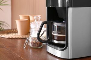 Advantages and disadvantages of having a coffee maker at home